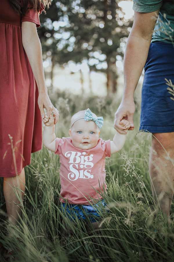 pregnancy-announcement-idea-with-sibling-big-sis-outdoor-photoshoot