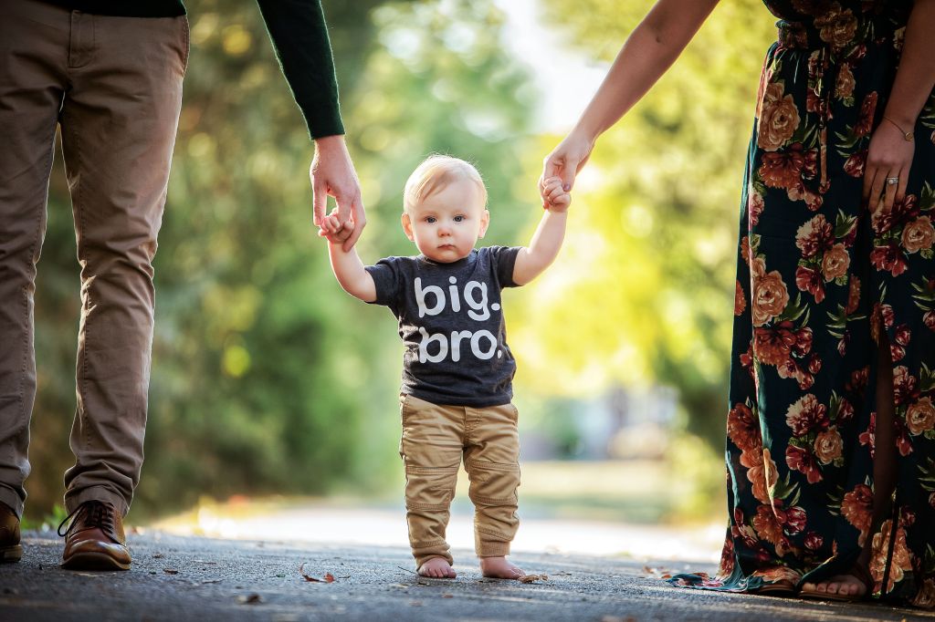 pregnancy-announcement-idea-with-sibling-big-bro-outdoor-photoshoot
