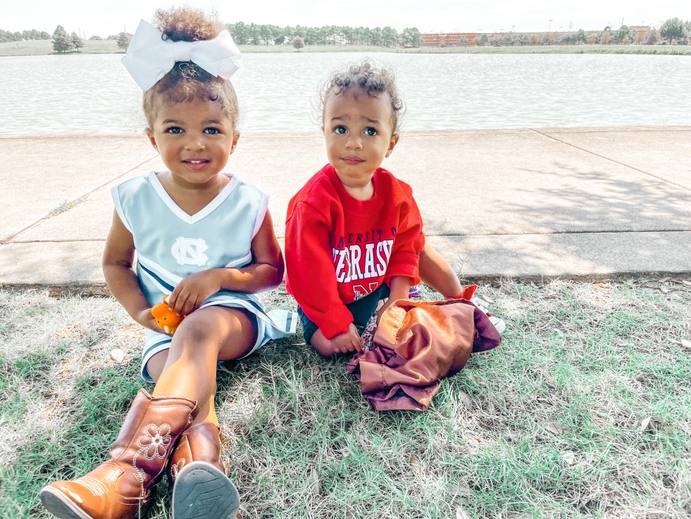 Toddler-girl-boy-siblings-photo-on-lake